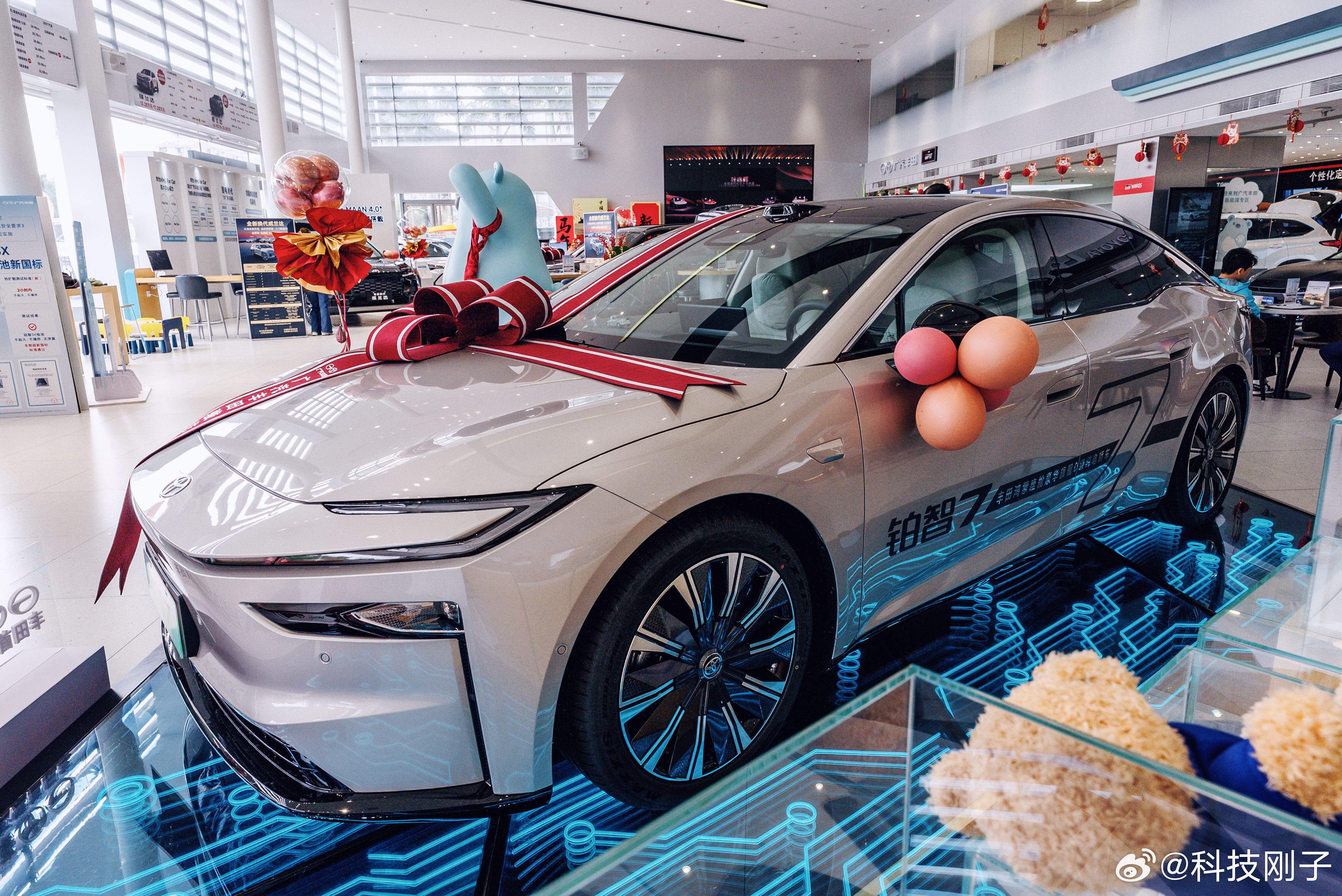 3月5日，广汽丰田智电转型旗舰车型铂智7正式开启预售，目前实车已抵达终端门店，消