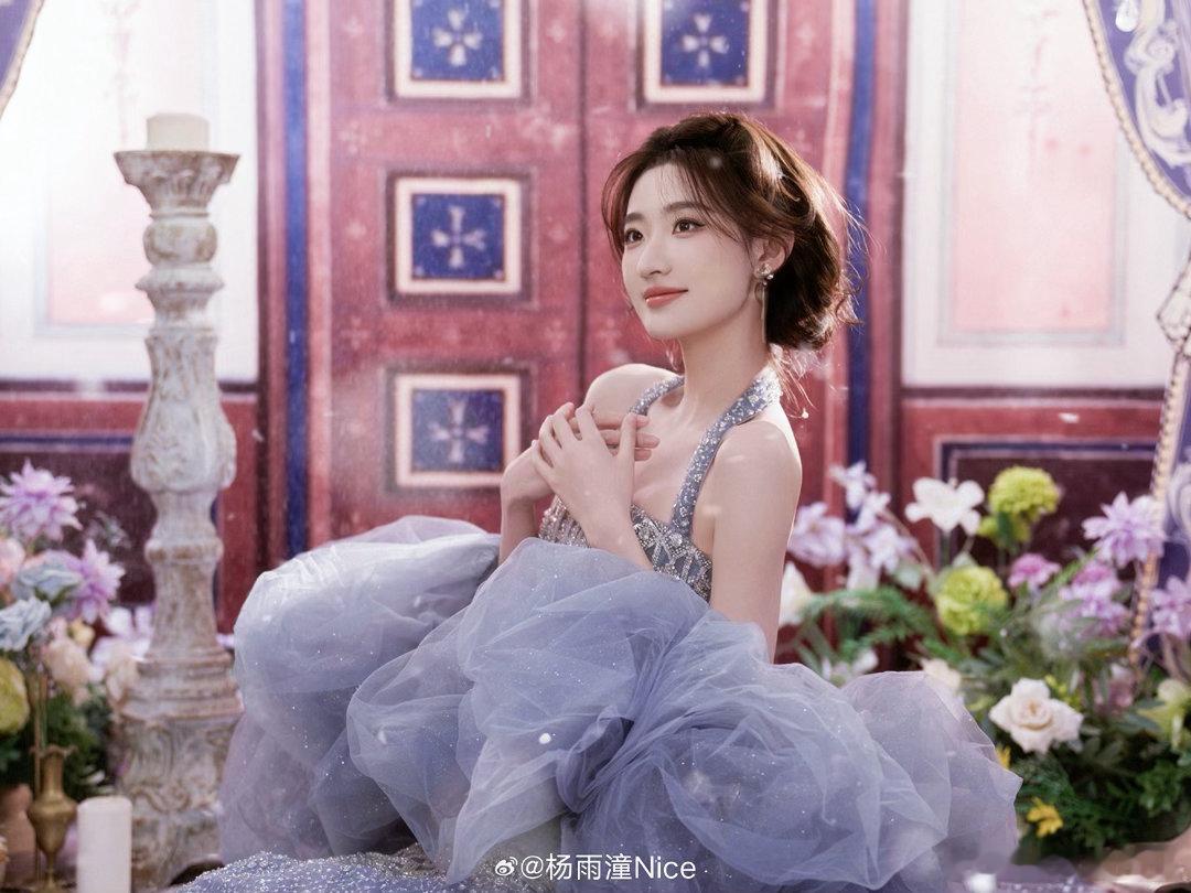 杨雨潼白月光是一种感觉杨雨潼小白花人间富贵花双担 看杨雨潼的造型真的很容易陷入选