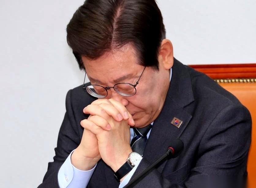 他眼皮一跳，直接把手里的报告砸在桌上。2025年新生男婴只有13万？这数字像一把