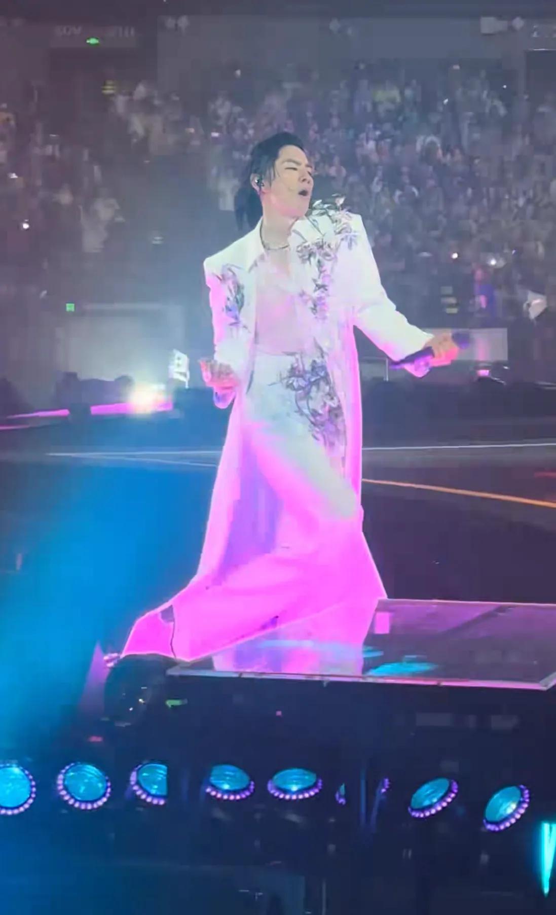 新F4演唱会，F3＋阿信的组合绝佳。精彩之余，还有些小意外，阿信差一点摔伤。
吴