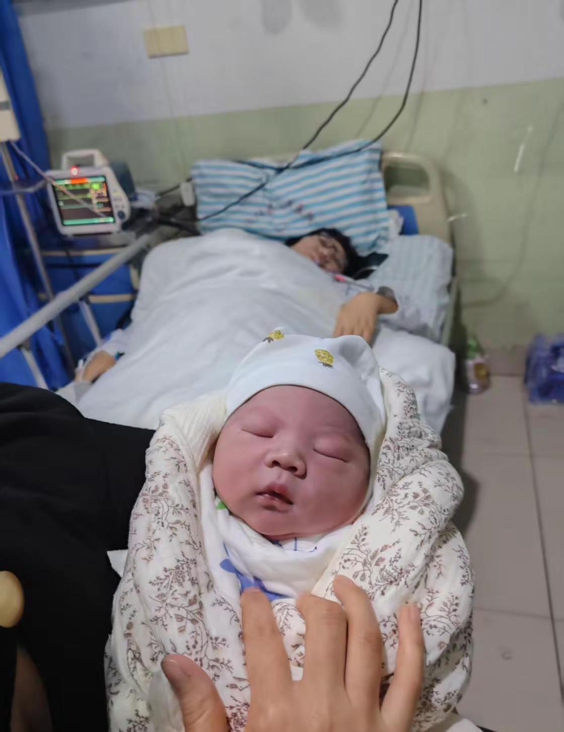 翻到了我婆婆手机里的照片，原来当时的你生出来这么肉乎乎的大脸蛋，怪不得有8斤多！