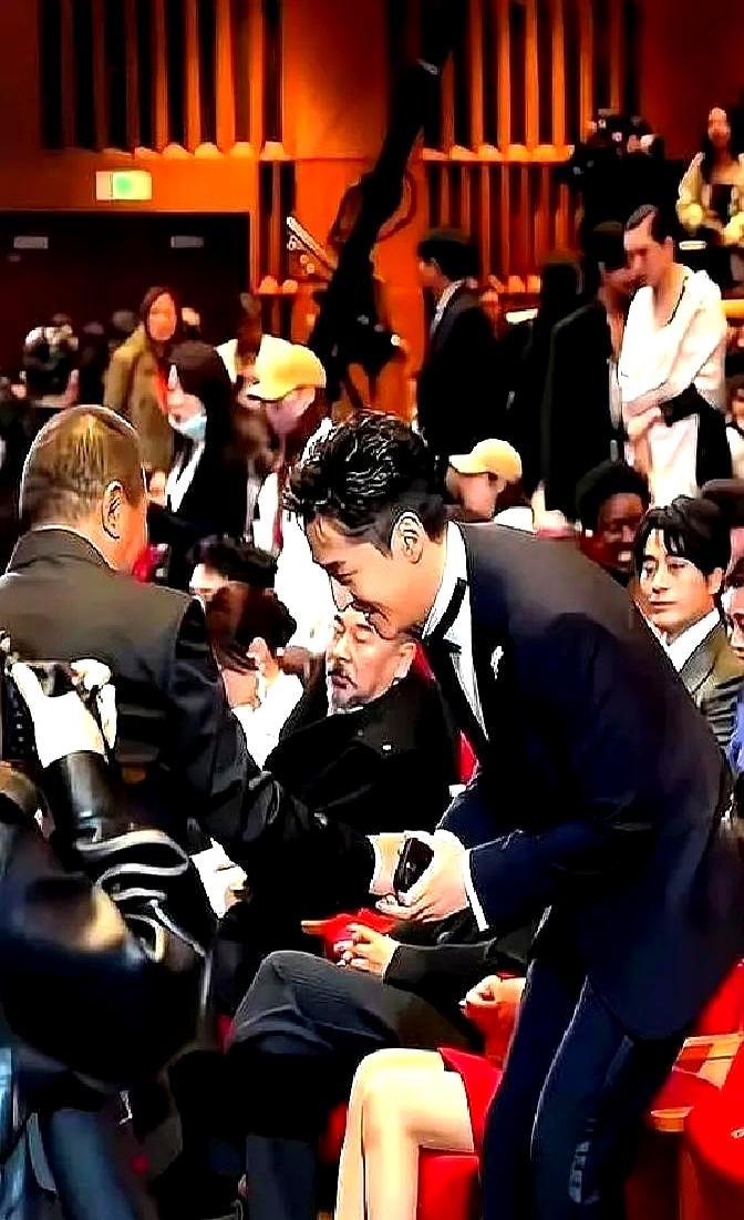 66岁老戏骨丁勇岱伸手，胡歌鞠躬，陈建斌却坐着不动。
 
丁勇岱笑呵呵走过来，主