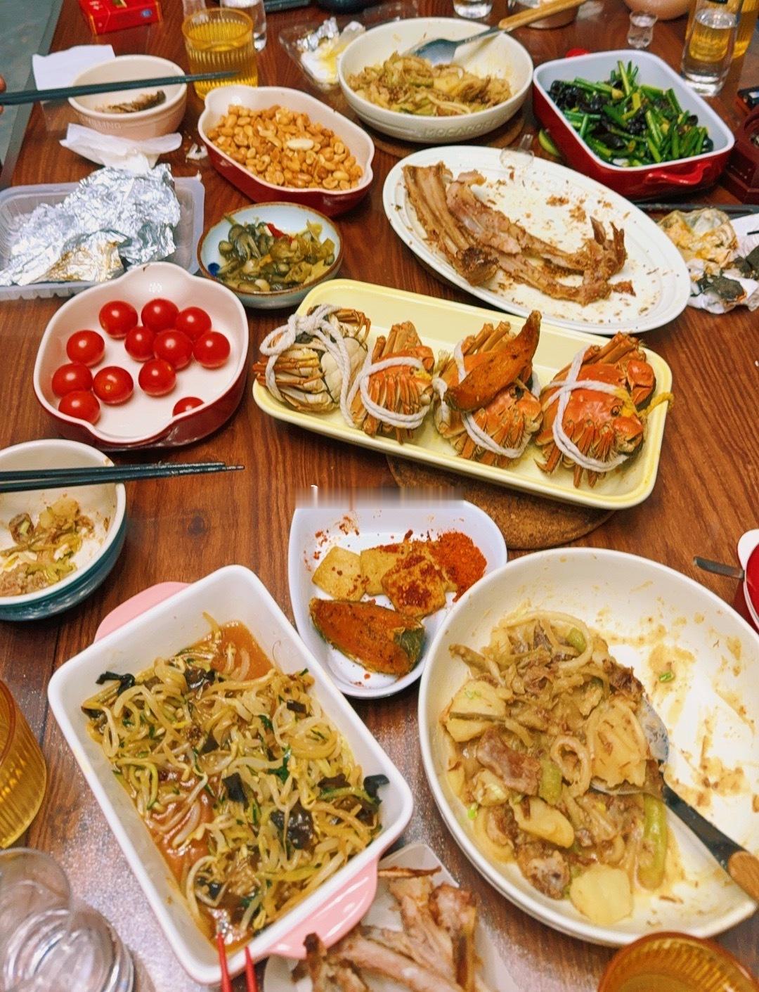 松筠美味[超话]  今天吃好吃的，螃蟹+烤羊排+风干肉烩菜[doge][哈哈]硬