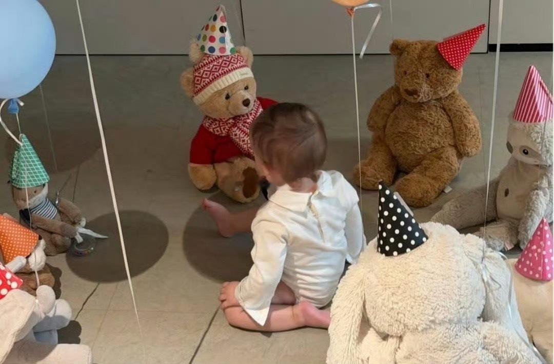 何穗晒了好多儿子的照片超模妈妈看来是安心在家陪宝贝了，不过这么可爱的宝贝妈妈也舍