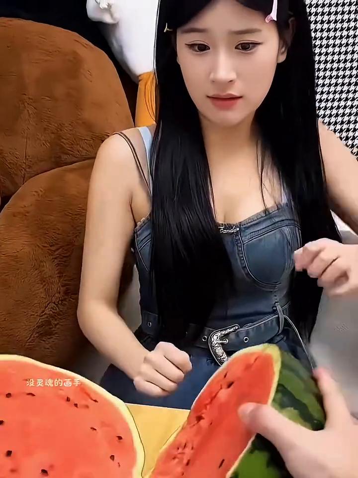 没灵魂的画手。
吃西瓜不？吓死宝宝了。下班顺路送女同事回家，这才是男女之间的纯友