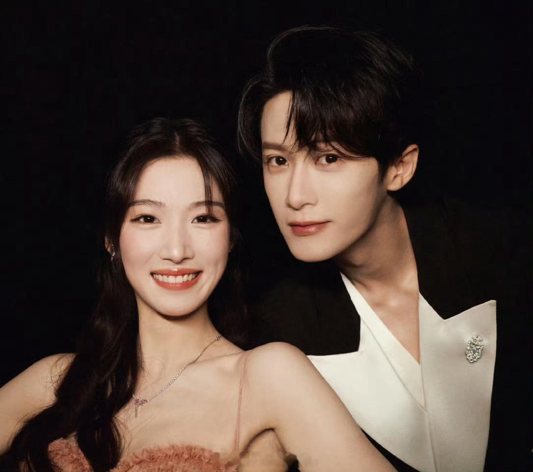 卢昱晓晒和檀健次拍立得合照卢昱晓发了和檀健次的合照 卢昱晓晒和檀健次的合照了！！
