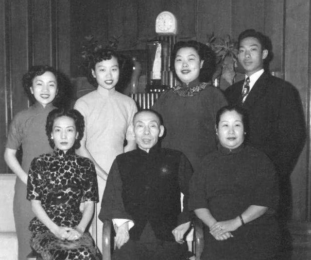 1965年，杜月笙幼子杜维嵩理完发后，发现钱包被偷了，老板以为他耍无赖，破口大骂