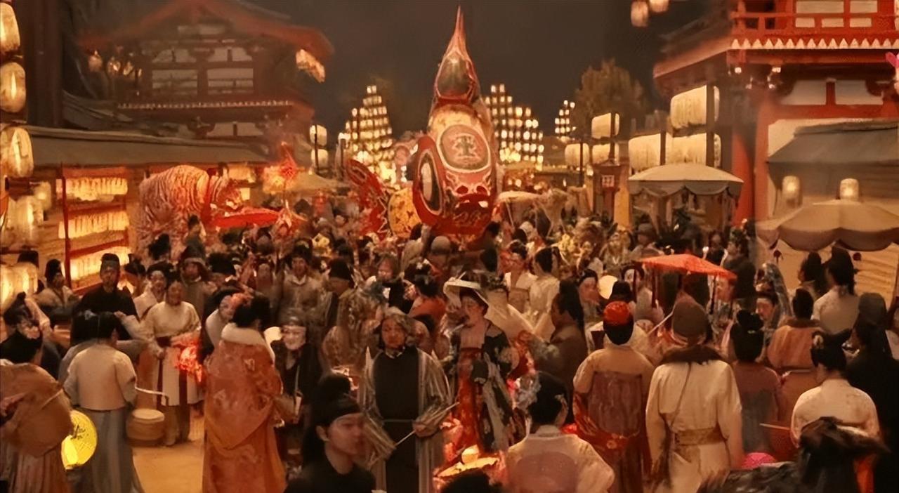 二鼓鼓声落。

金吾卫提灯上街，两人一组，从御街往东走，从主干道往西绕，一直巡到