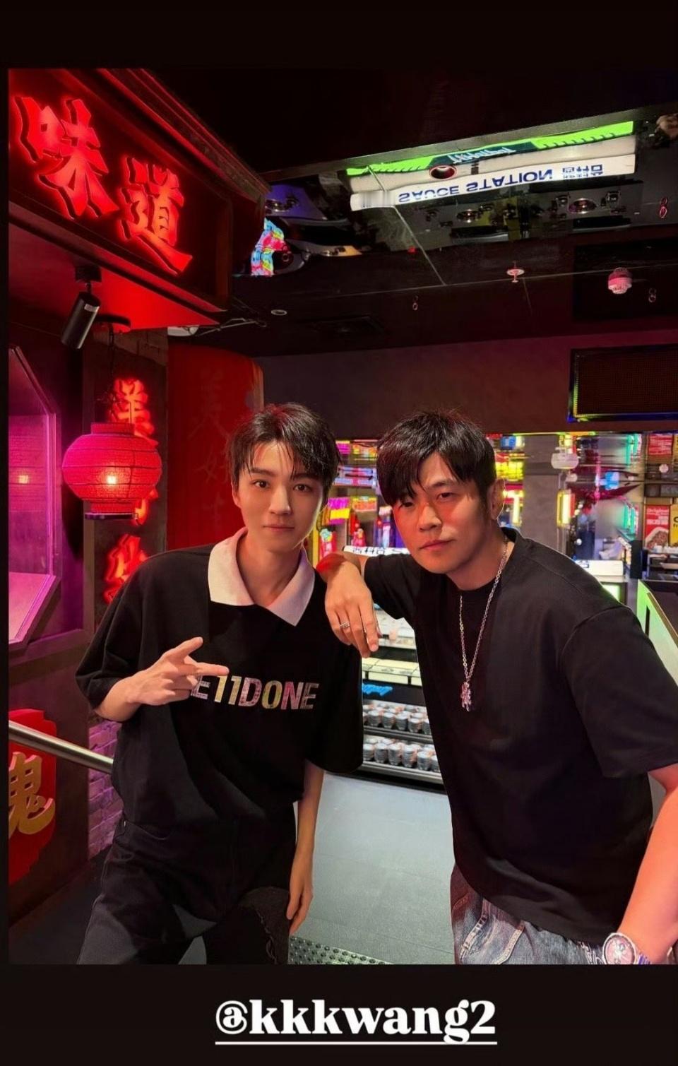 周杰伦发和王俊凯陈奕迅合照周杰伦王俊凯陈奕迅三人合照 周杰伦发和王俊凯陈奕迅合照