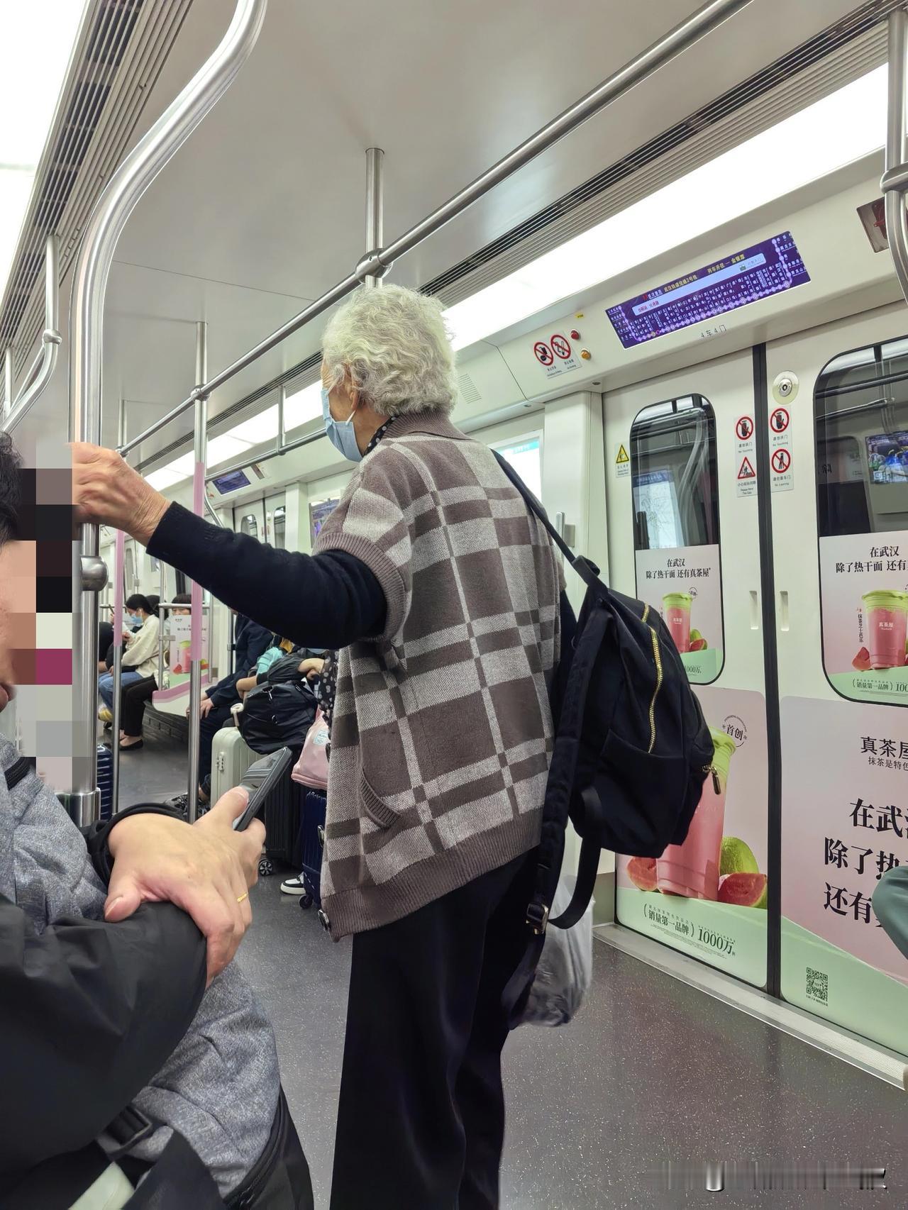 今天在地铁上，我见识了几个大妈的“热闹”。

我今天从协和医院坐地铁回家。地铁上