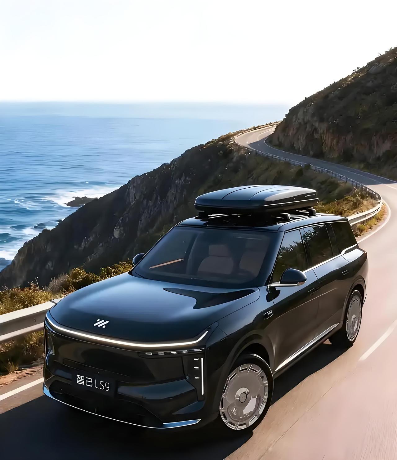 她看了看智己LS9，这上汽旗舰大六座智己LS9长5279mm、宽2000mm、高