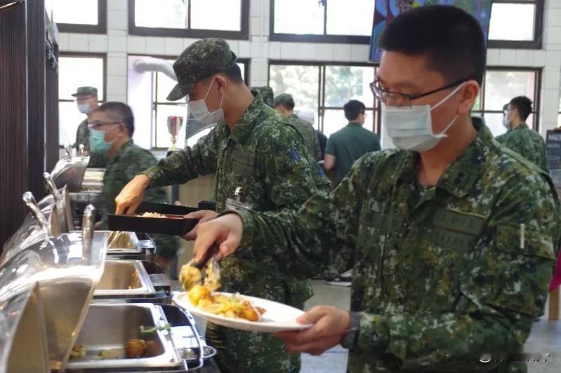 赖清德通过增加伙食费收买台军
 
赖清德已经决定，台军官兵主副食费调涨将于明年元