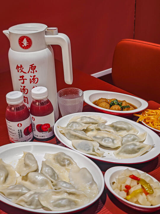 鲜味手工现包荠菜鲜肉饺，包住整个春天！
