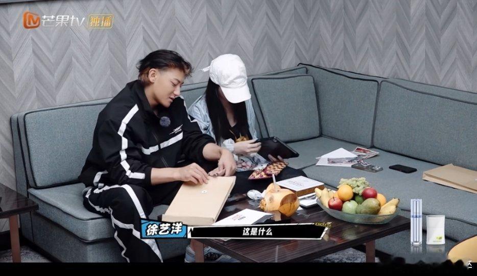 徐艺洋喊黄子韬黄了个小桃这两个人也太可爱了吧，相处模式真的好舒服啊[拜托][拜托