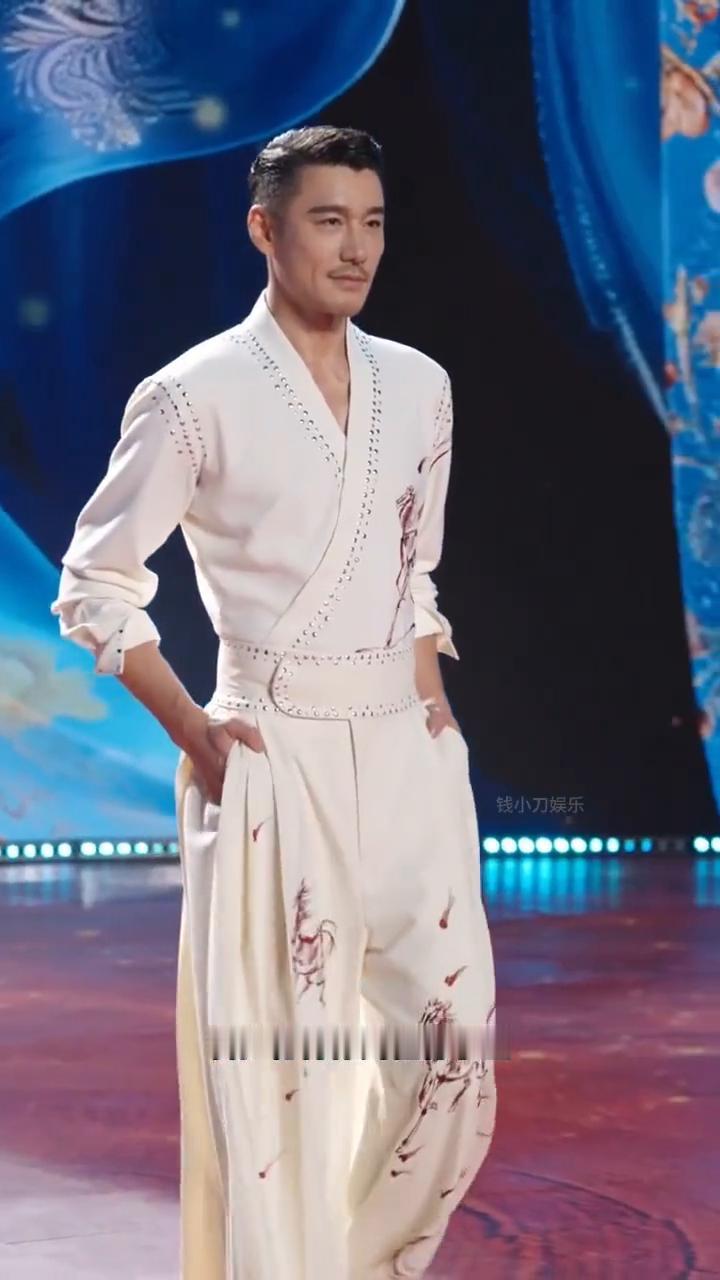 气场全开。
胡兵一出场才叫真正的顶级男模。54岁的年纪，台步稳得像刻在骨子里，每