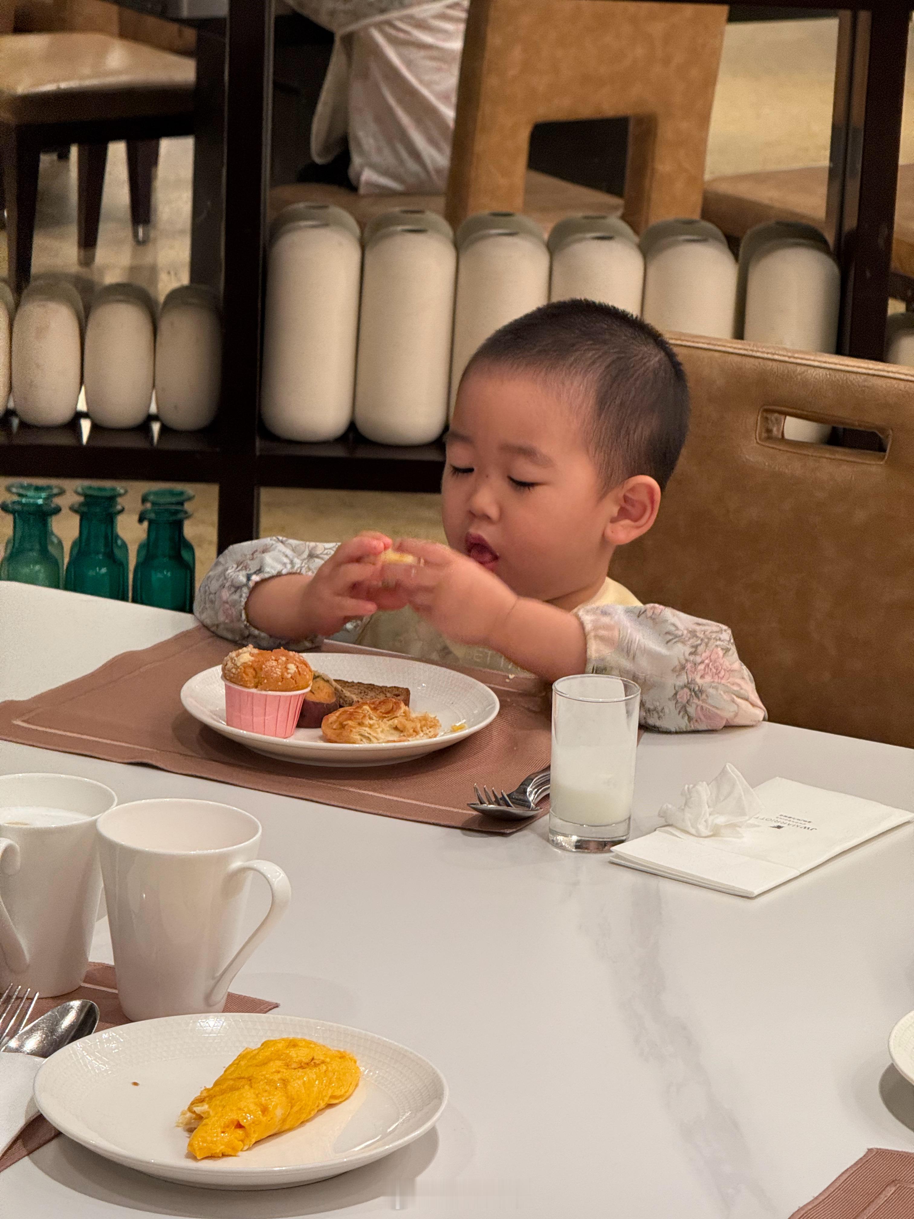 我儿最乖的时候就是吃饭，我和他妈去取餐他可以自己专心干饭，这孩子好带！ ​​​