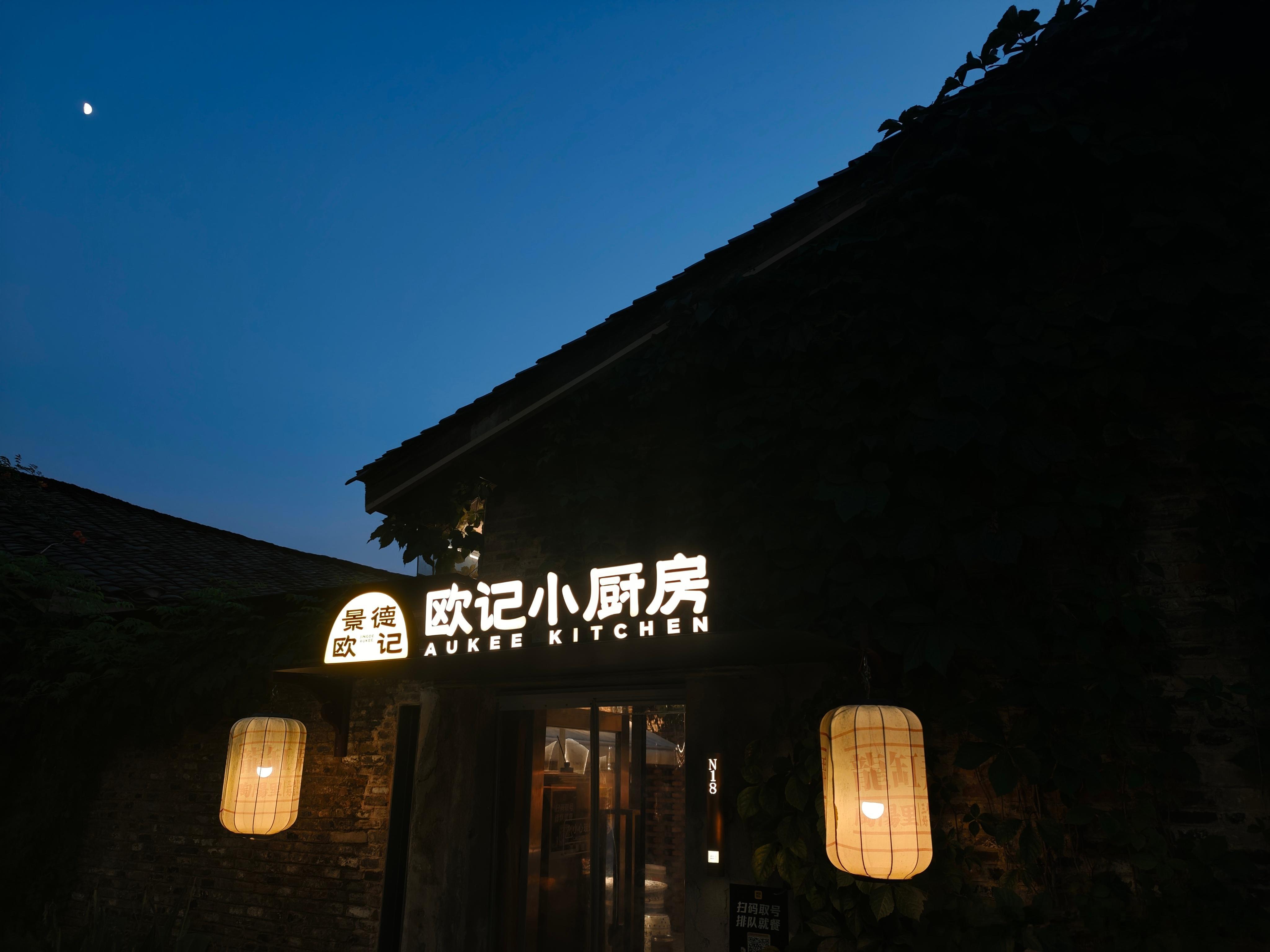 泡沫之夏中、指数迎来了高位震荡易中天强守的同时、一些硬件出现松动下跌涨得好一些的