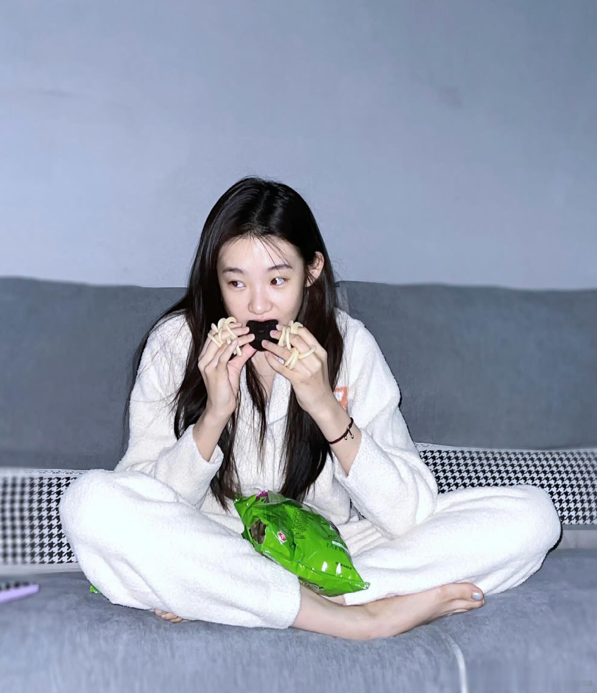张艺凡这次真的不一样张艺凡赛车服芭蕾女孩解锁赛道新副本，红黑赛车服又酷又飒，踩着