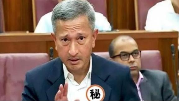 新加坡急了。据说在东盟的会上，外长几乎是拍着桌子，让中国“尊重”马六甲的地位。翻