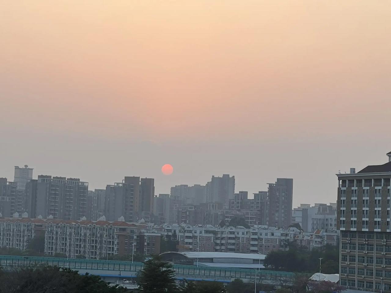 我在人间贩卖黄昏2025/12/29 晚霞 落日余晖映晚霞一抹夕阳美如画 原创视