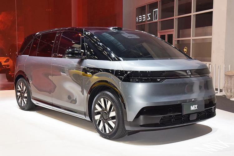 极氪MIX将于下半年上市，该车官方定位是中级跨界SUV，体态上就是我们认知的MP