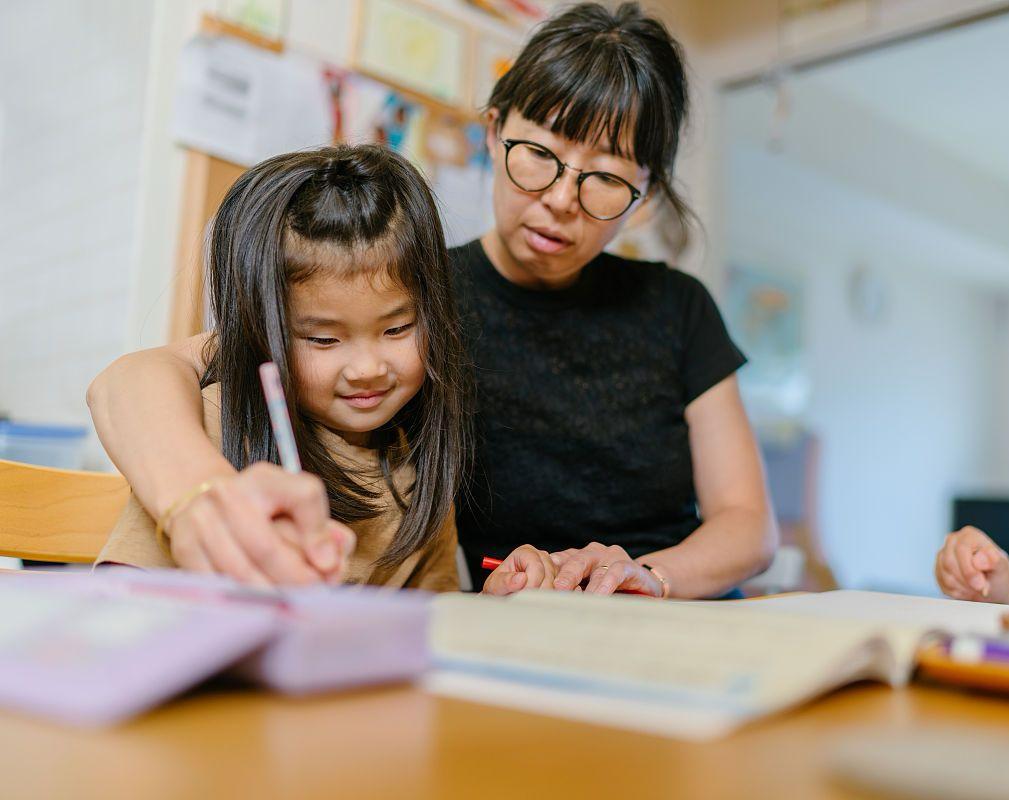 别等娃14岁才后悔！这12句话一定要早说！

1. 手机、电视一次半小时，超时下