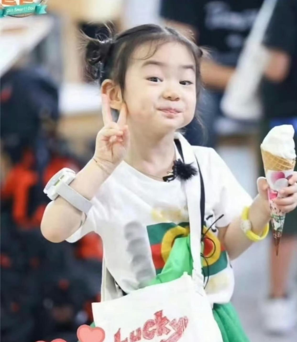 Lucky11岁惊艳蜕变！从迷你戚薇长成清冷少女 