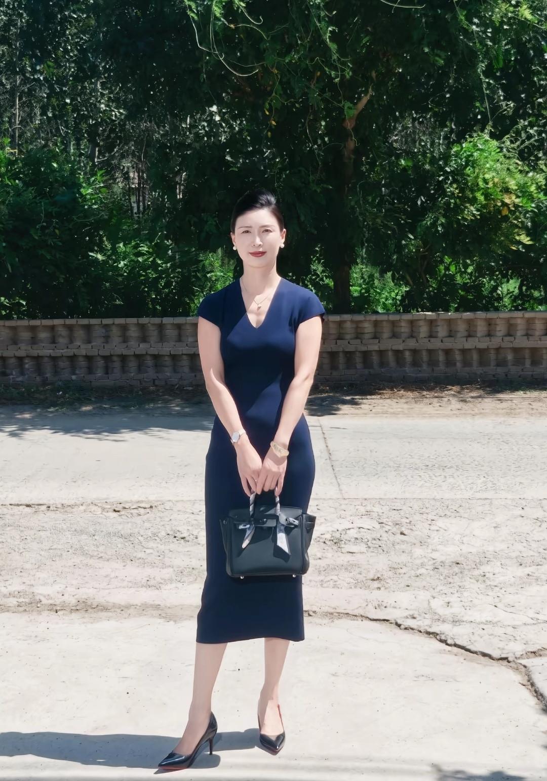 这一看就是个女强人吧，事业上应该也是一个领导级别的人。这样的女生年轻的时候应该也