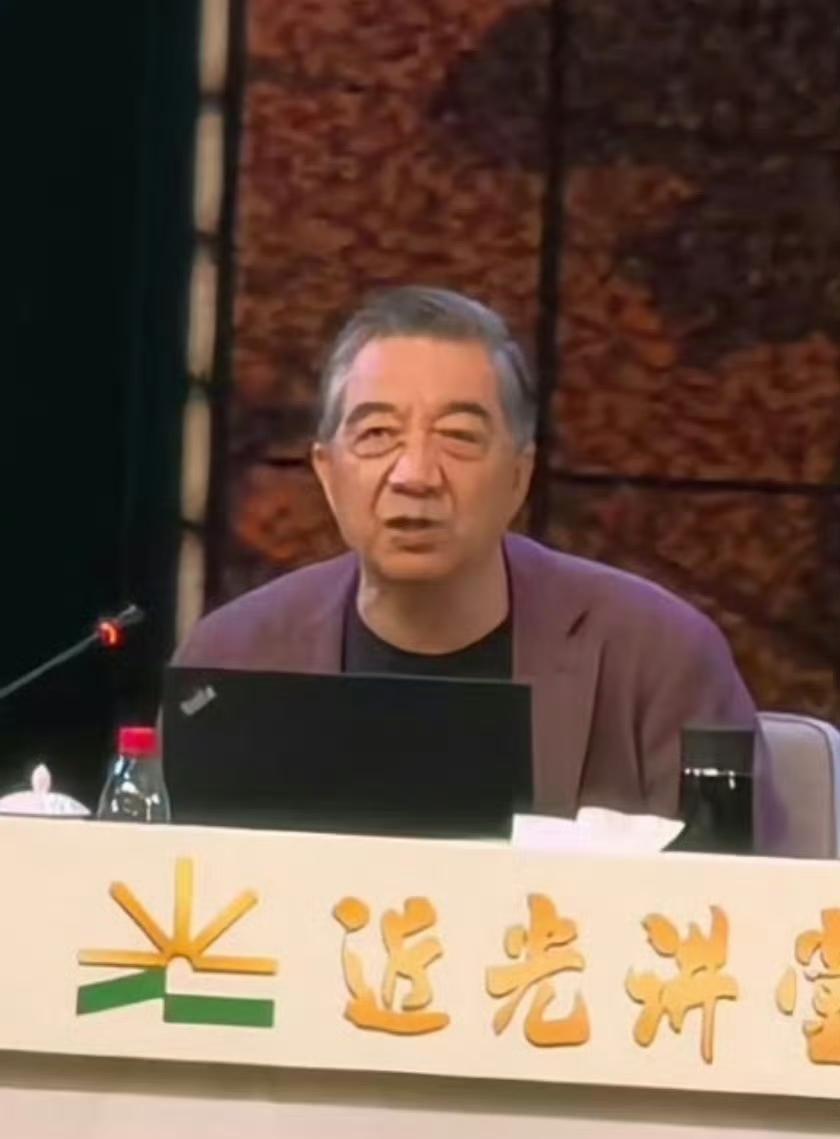 73岁局座张召忠罕见露面，满头白发看哭老粉：我的青春啊[流泪]

好久不见，局座
