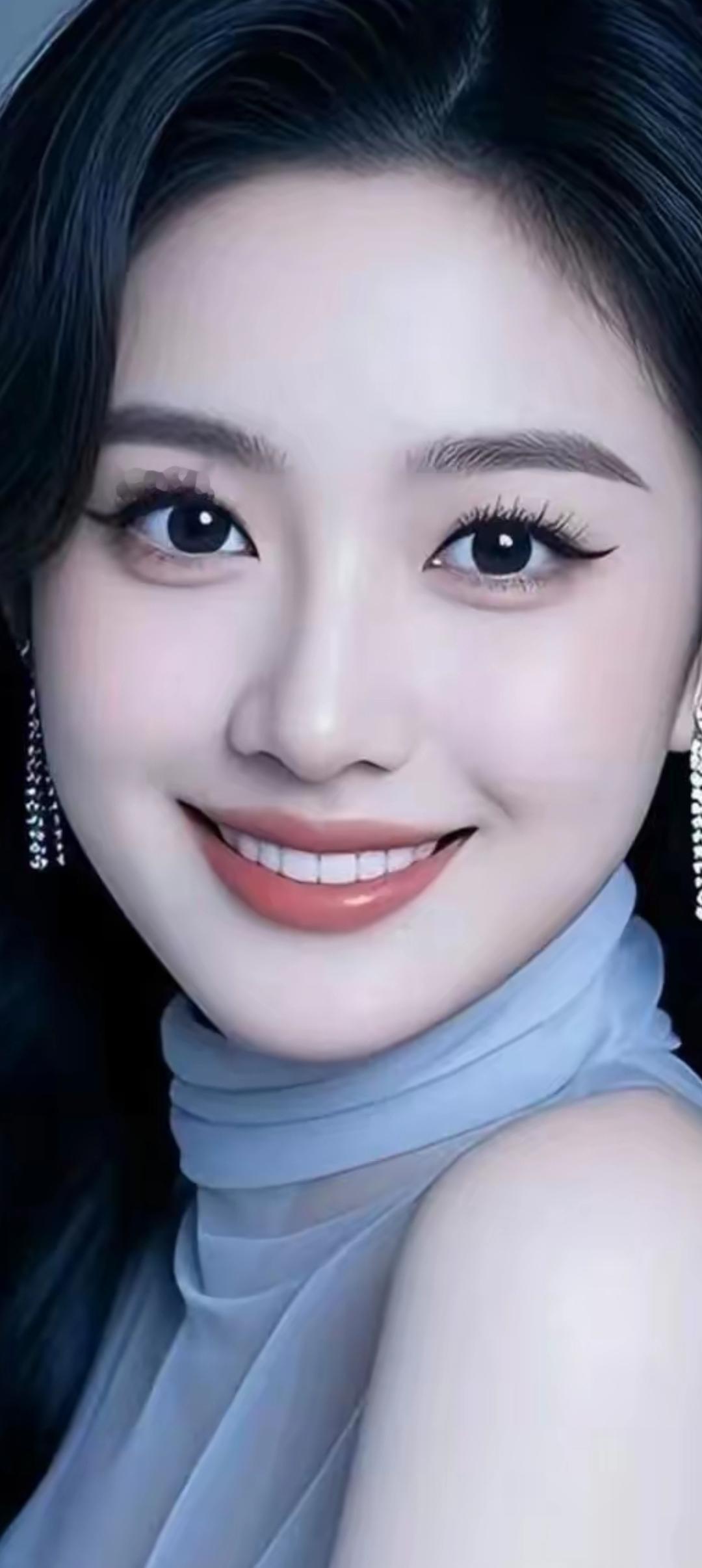 甜美笑容，优雅气质，闪耀耳环，完美妆容