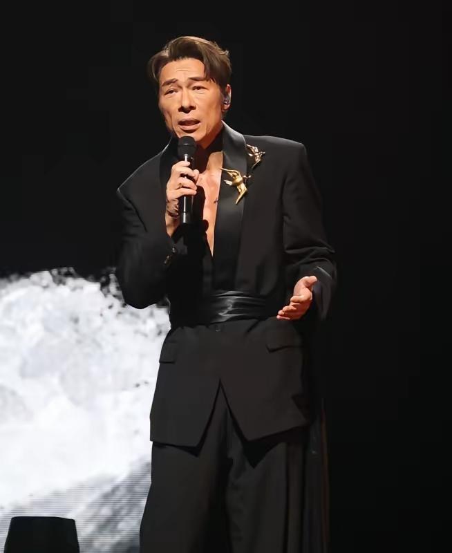 许志安红馆复出这场演唱会，
真的给所有艺人好好上了一课。
名气会褪去，风波会缠身