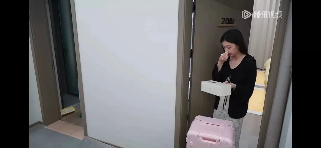 给这个柳气笑了自己躲起来哭完出来第一件事去问别人要吃的 说给错了 麦也没戴 你们