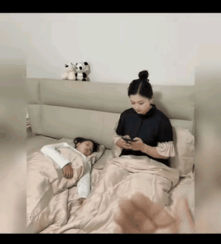 闺女睡着后，老公一个手势，老婆莞尔一笑，心领神会，听从老公召唤，连忙下床，轻手轻