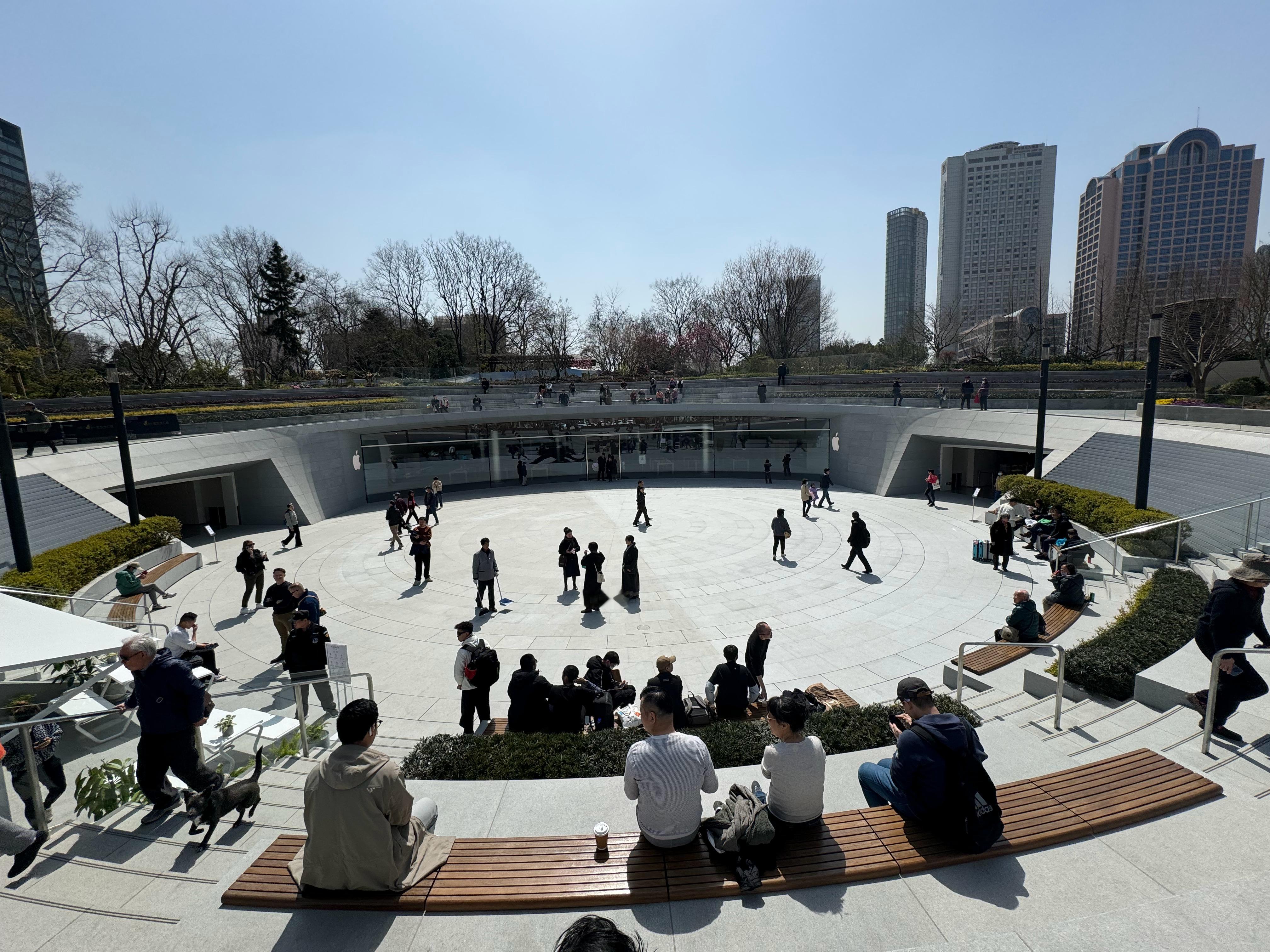 Apple 静安明晚七点开业，提前踩个点[doge]店面真的好大，外面的圆形广场
