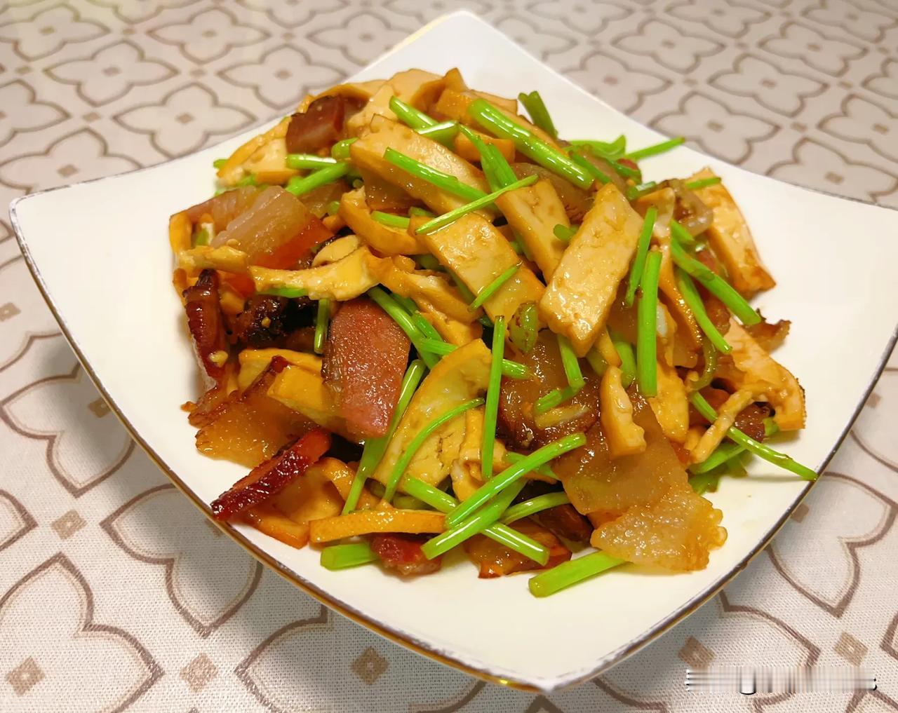 晚上做了个宫保鸡丁，用的泰森的鸡腿肉丁，有了上次的经验，这次做的更好了

俩娃都