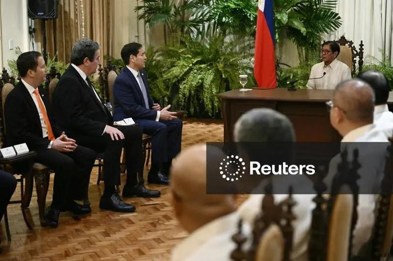 最近马尼拉两场高层会见，两张对比强烈的现场照片，火遍国际舆论场。
 
同样是总统
