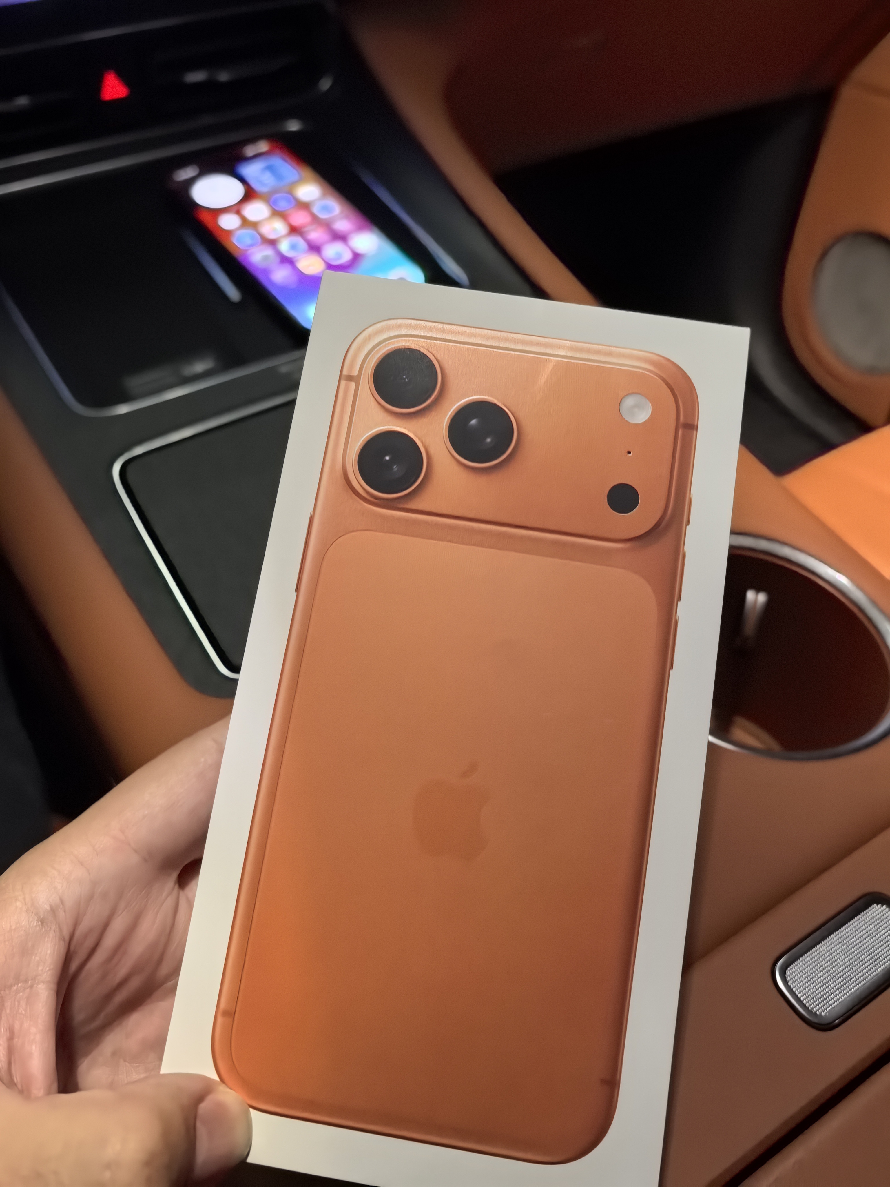 iPhone 17 拿到了，门店取货的时候，店员说：是大雨老师吧，我总看您节目。