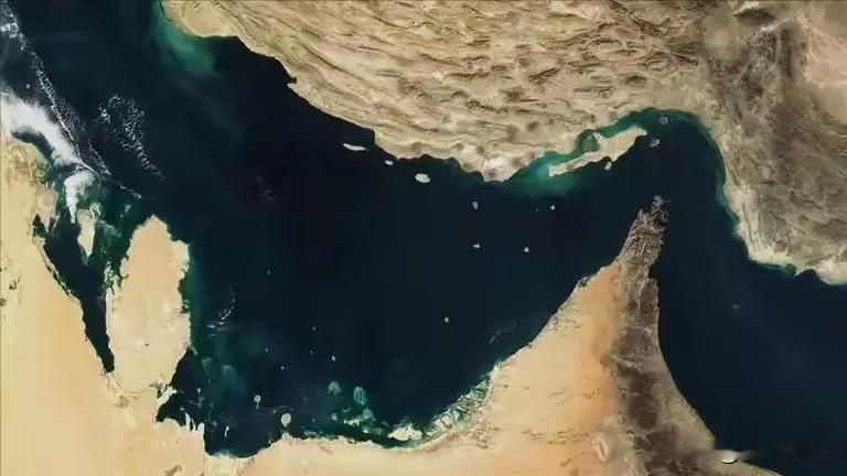 美“亚伯拉罕·林肯”号航母抵近伊
朗，中央司令部称其随时可打击，两周内准备对伊行