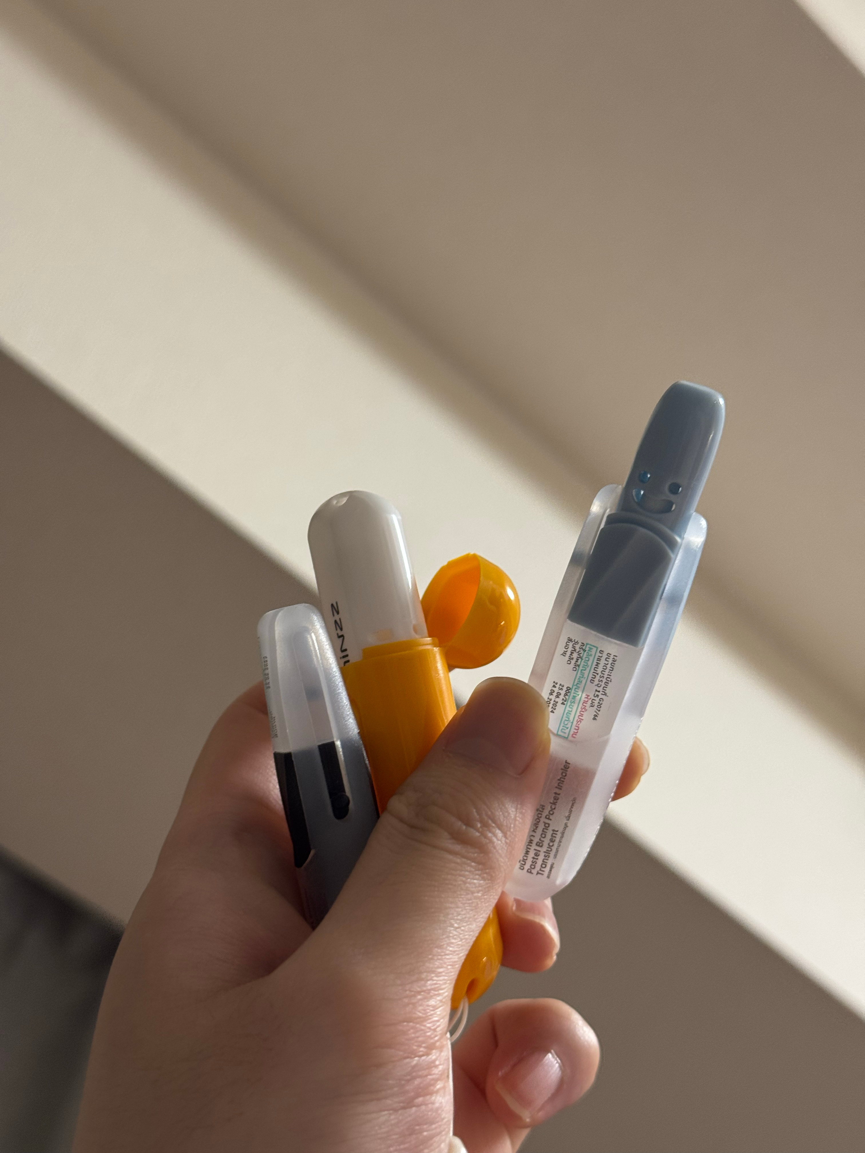 不想让自己抽纸烟，手头也没有电子烟，我就这样拿着朋友送我的和以前自己买的薄荷棒躺