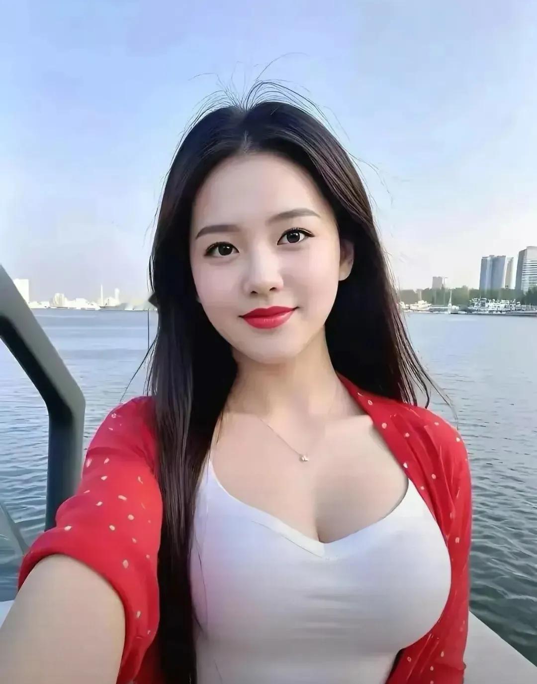 在那个炎热的夏天，阳光洒在街头，一切都显得那么热烈。林薇，一个热爱时尚的女孩，凭