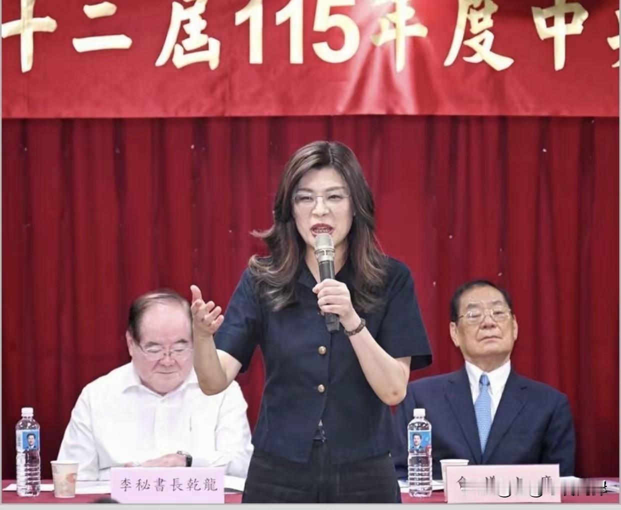 看到很多网友都问黄智贤：“台湾省立院三读通过的法案，卓荣泰不副暑不执行，你做何解