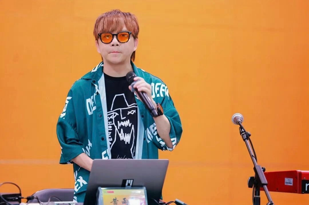 看到黄雨勋在评论区回那句“从来没怕过，身正不怕影子斜”，真的爽。有些造谣的人是不