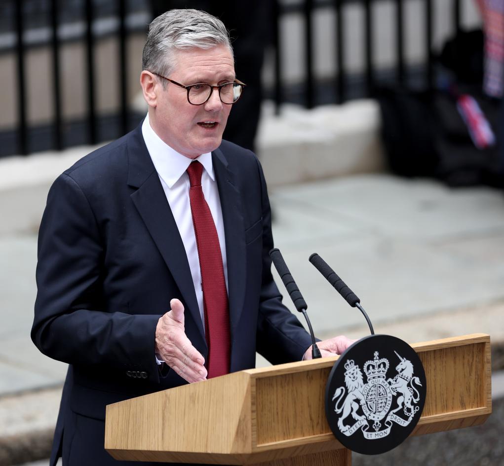 亏空高达220亿英镑！英国宣告破产后，首相斯塔默派人向中国求救，希望中国能够伸出