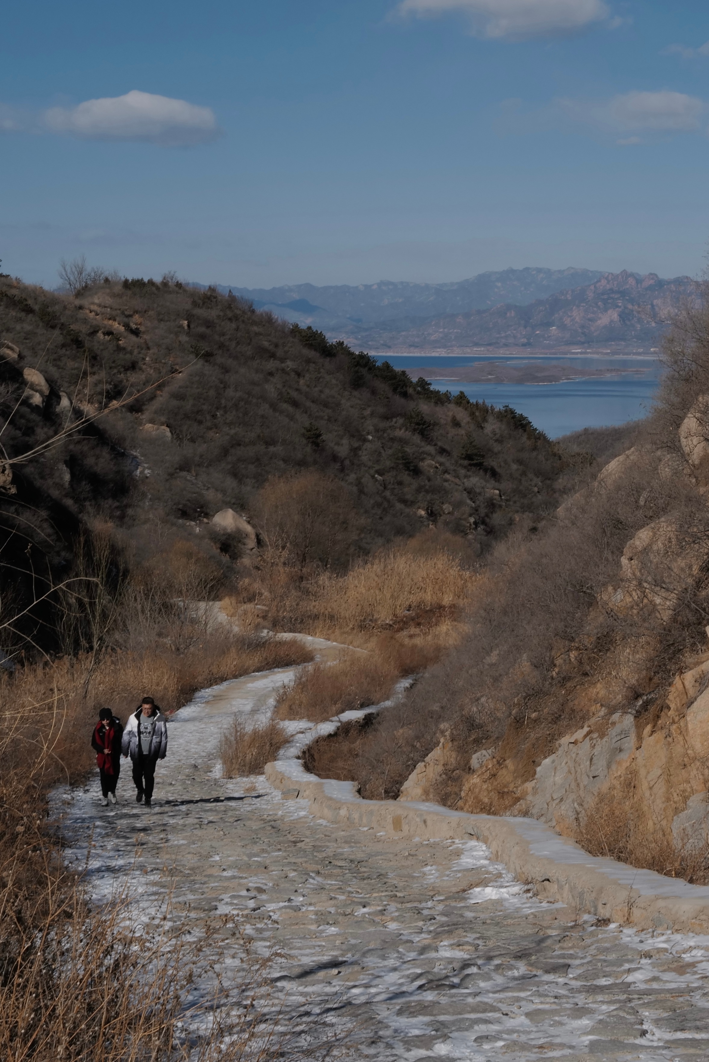 立春登高，足间雪，冰湖无波 