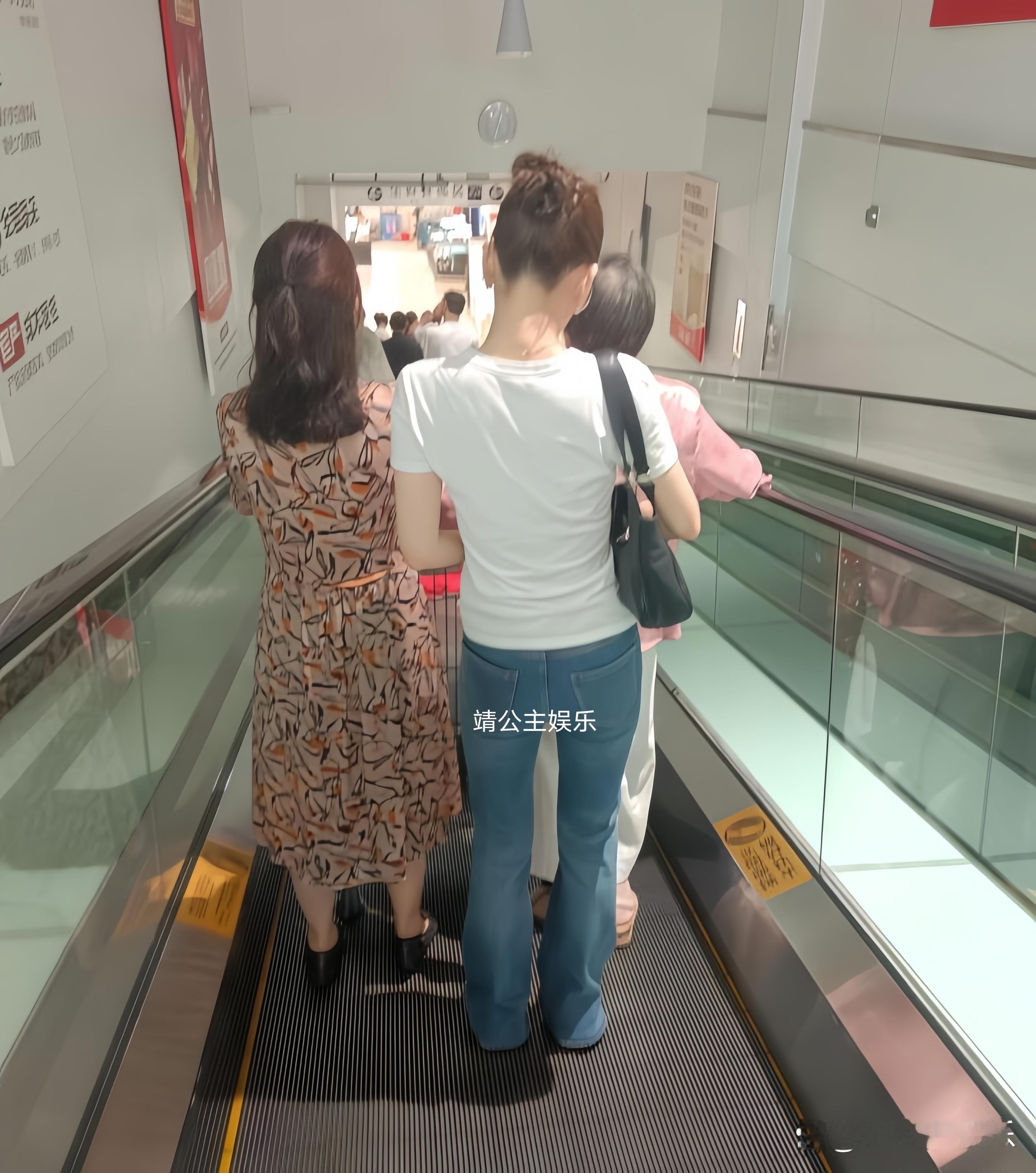 方媛带女儿回安徽南陵老家过暑假，陪妈妈和外婆逛超市。她素颜打扮，贴心搀扶长辈，为
