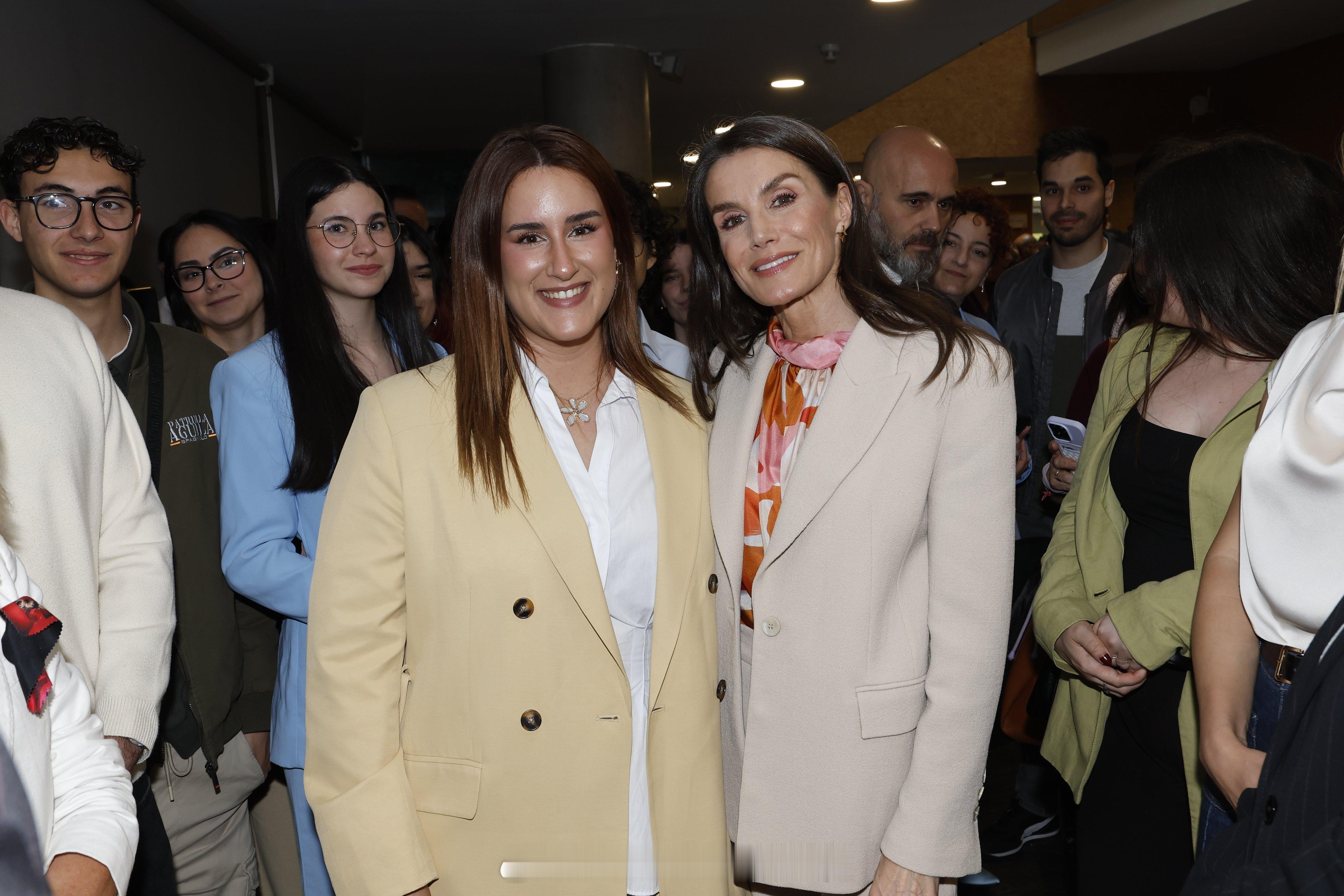 莱后：收到礼物啦昨天在出席“青年英才计划”10周年活动时，莱后收到了两件特别的礼