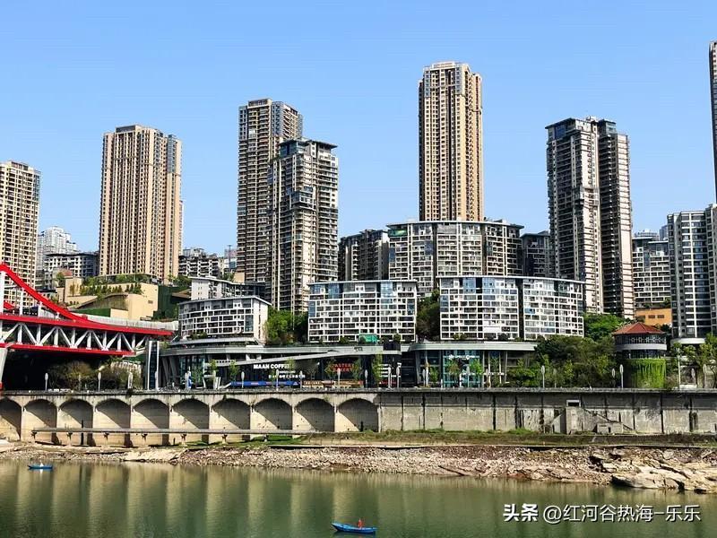 重庆楼市还是挺硬气的。
重庆楼市在1月到4月里面，重庆楼市的观音桥板块房价从1.