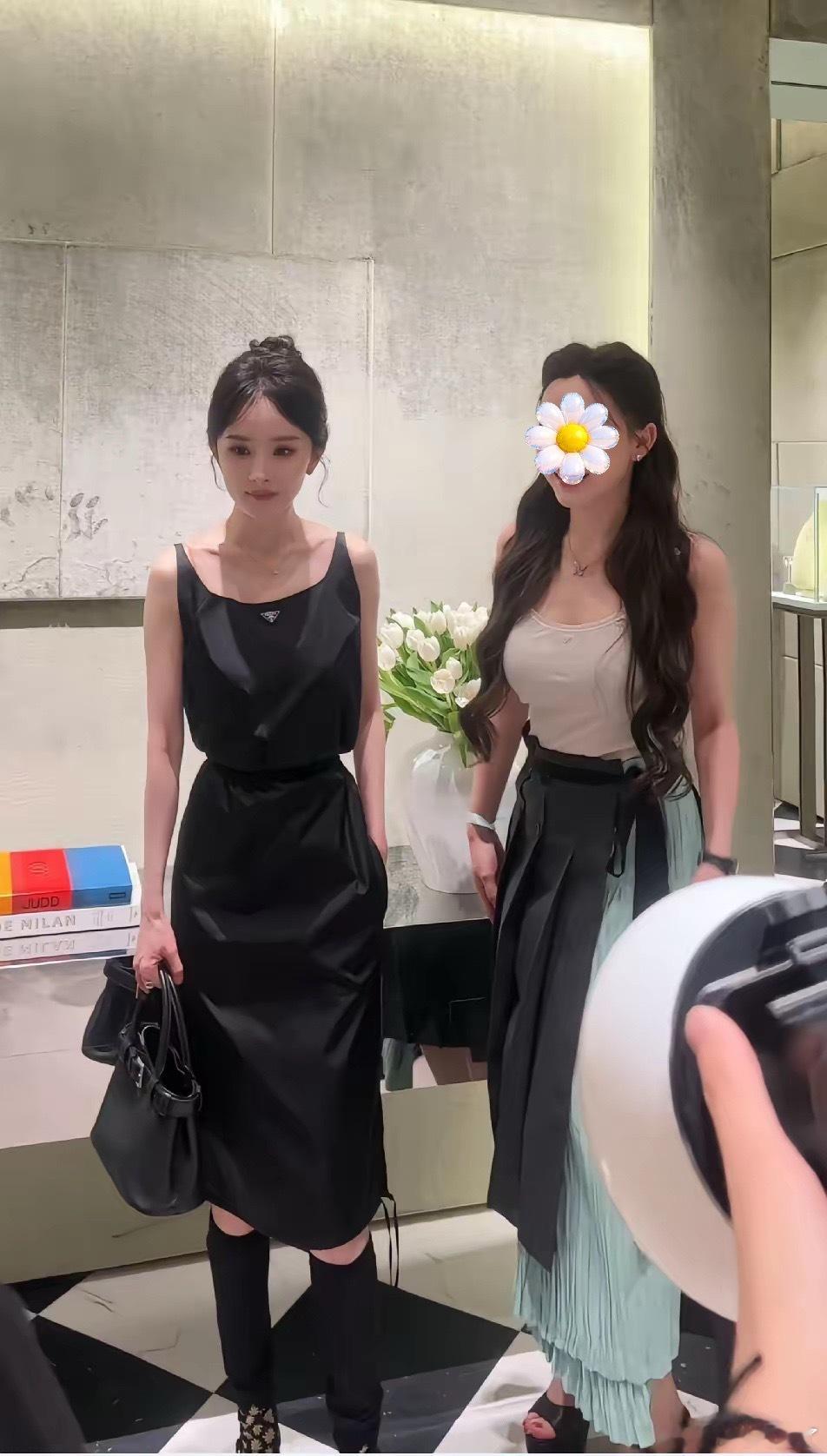 看吧，杨幂就是这么权威，脸就是小到任何人往她旁边站都会有压力！ 