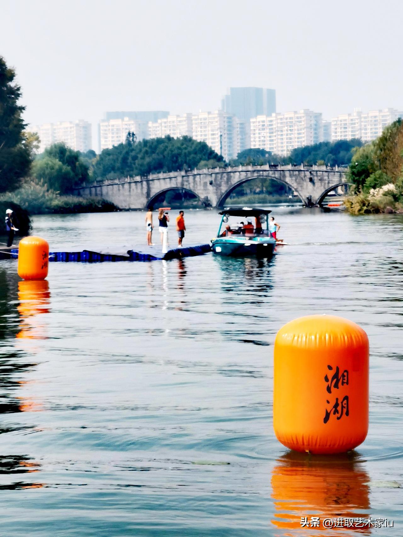 2026尾波冲浪世界锦标赛，在杭州萧山湘湖隆重举行，世界各地、各种肤色的男女运动