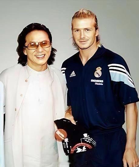 成龙年轻时候还真的挺帅气，要不然也不会成为国际大明星。如今成龙也老了，但是坚持一